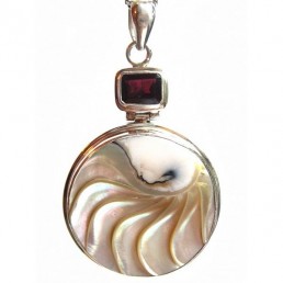 Prívesok striebro - Mušla s granátom